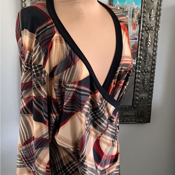 BLOUSE PLAID WRAP STYLE SIDE TIE. SIZE MEDIUM - Picture 2 of 6